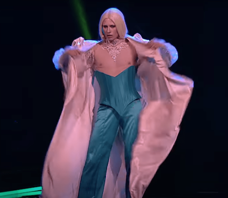 Alen Chicco taking it off