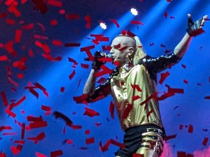 Chris Harms from Lord of the Lost with lots and lots of confetti
