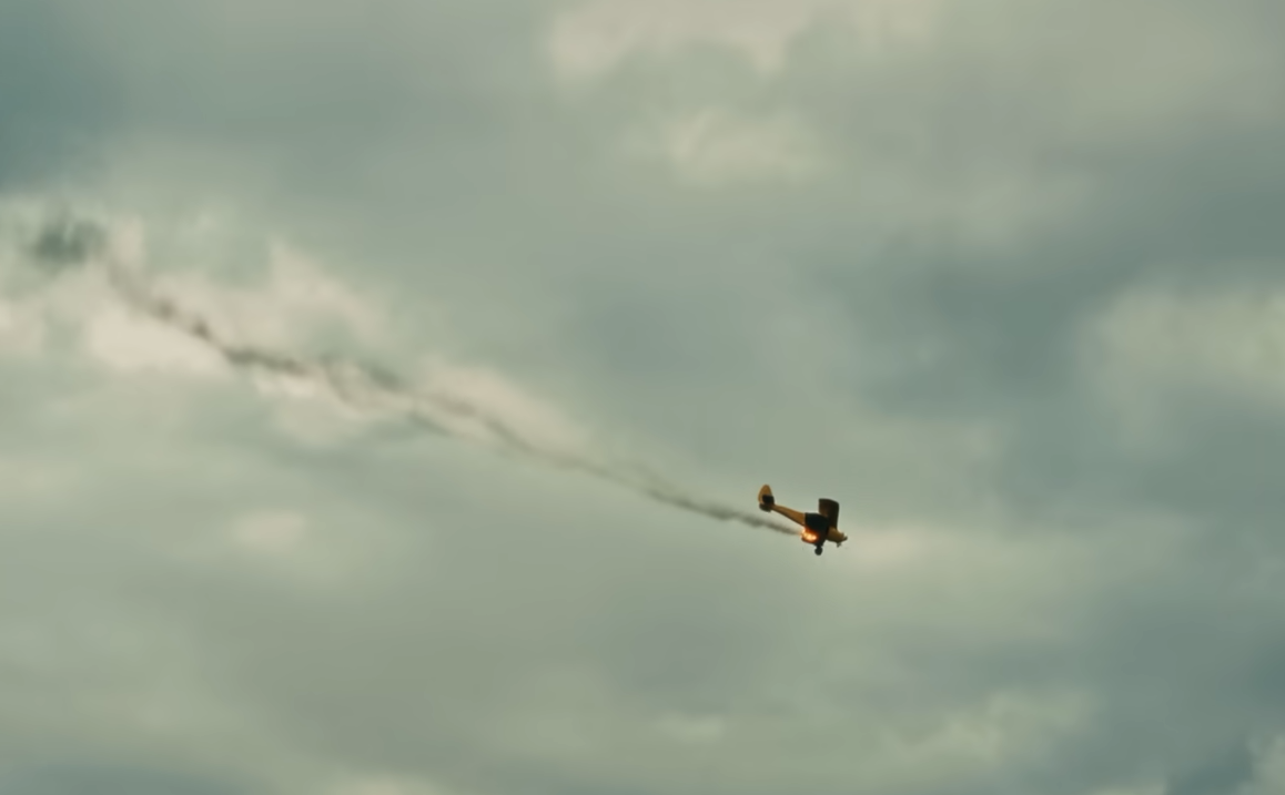 Chiello's plane crashing in the Ti Penso Sempre video
