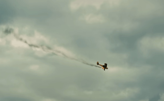 Chiello's plane crashing in the Ti Penso Sempre video